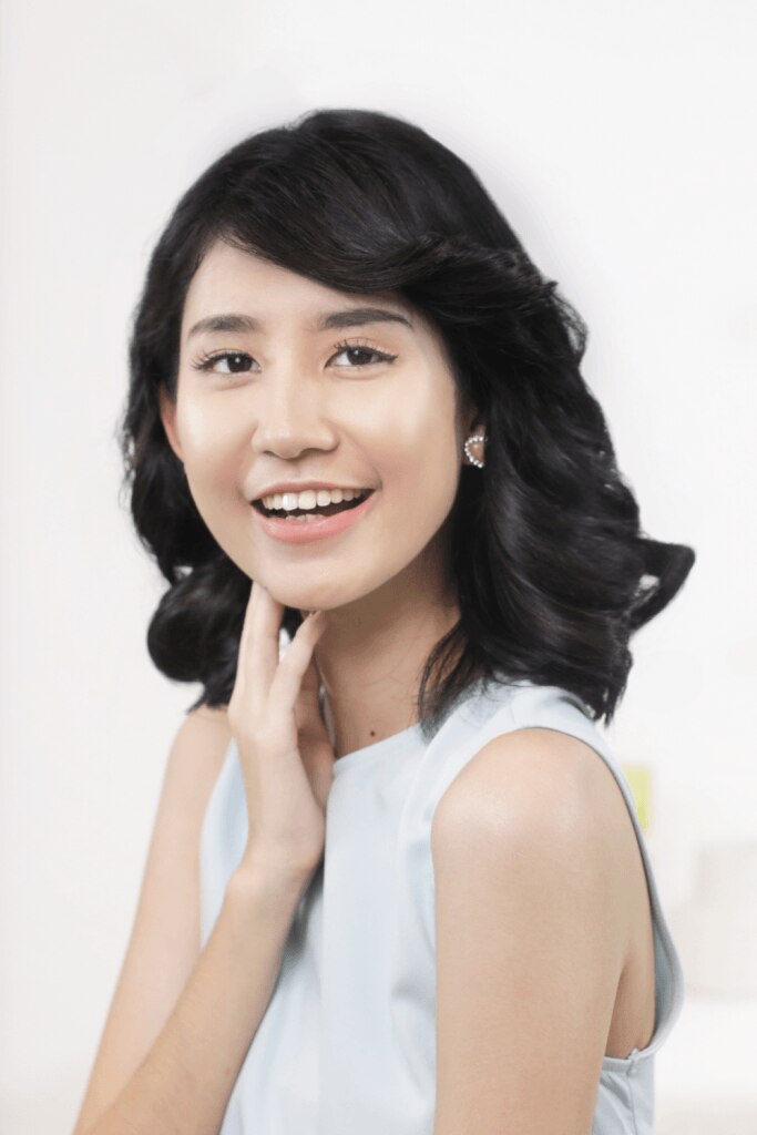 wanita asia dengan curly hair pendek