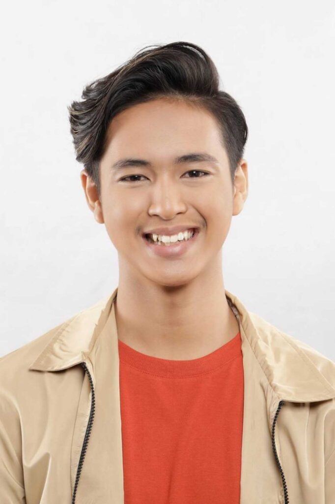 pria asia dengan model rambut messy quiff