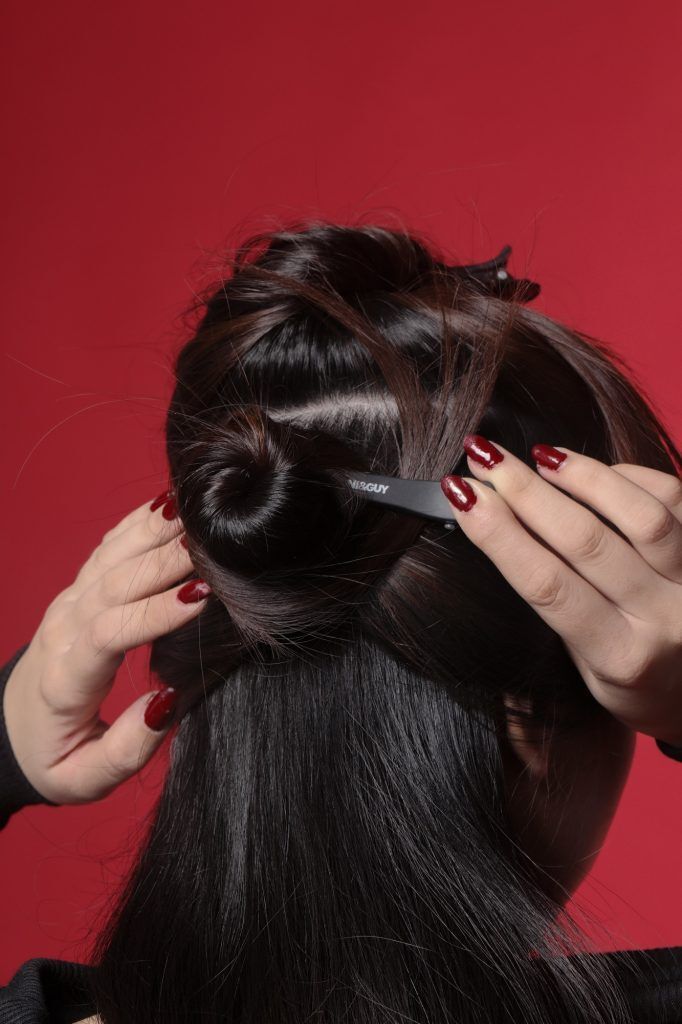 Wanita Asia menjepit rambutnya di bagian belakang