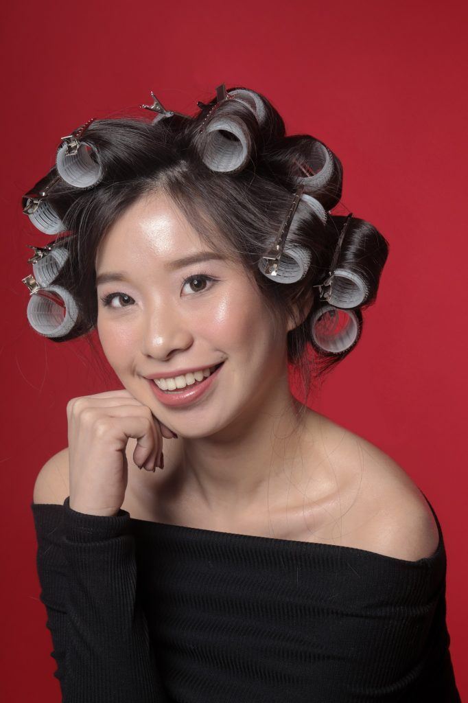 Wanita Asia sedang memakai roll rambut
