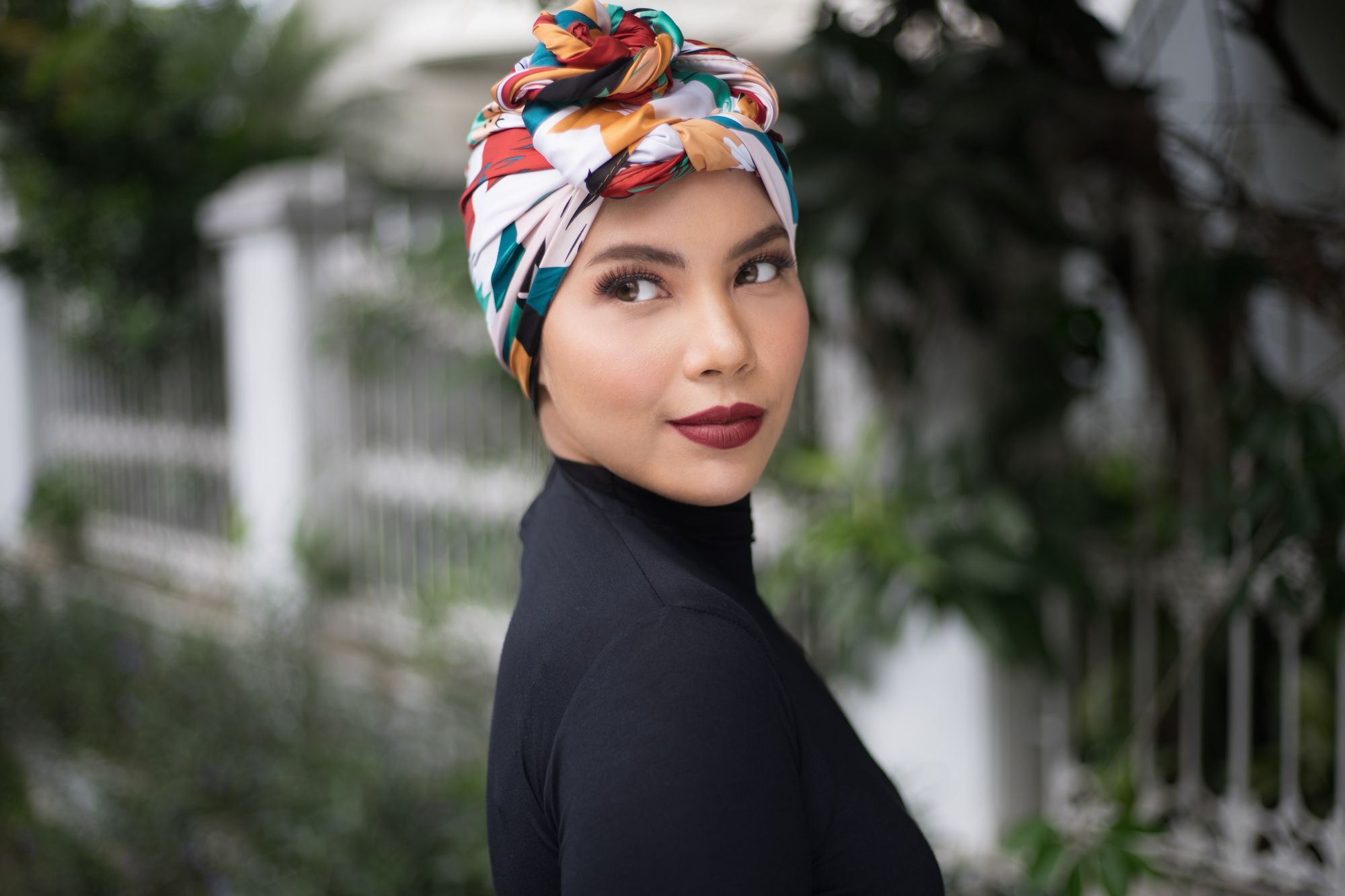 Ingin tampilan fresh saat musim panas? Coba gaya Turban dengan motif abstrak nan funky ini. (Foto: Hariono Halim)