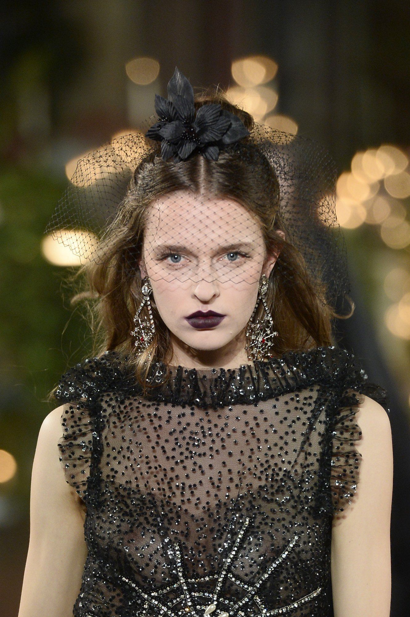 Top knot dengan lace adalah perpaduan classy dan elegan yang misterius. (Foto: Getty Images)