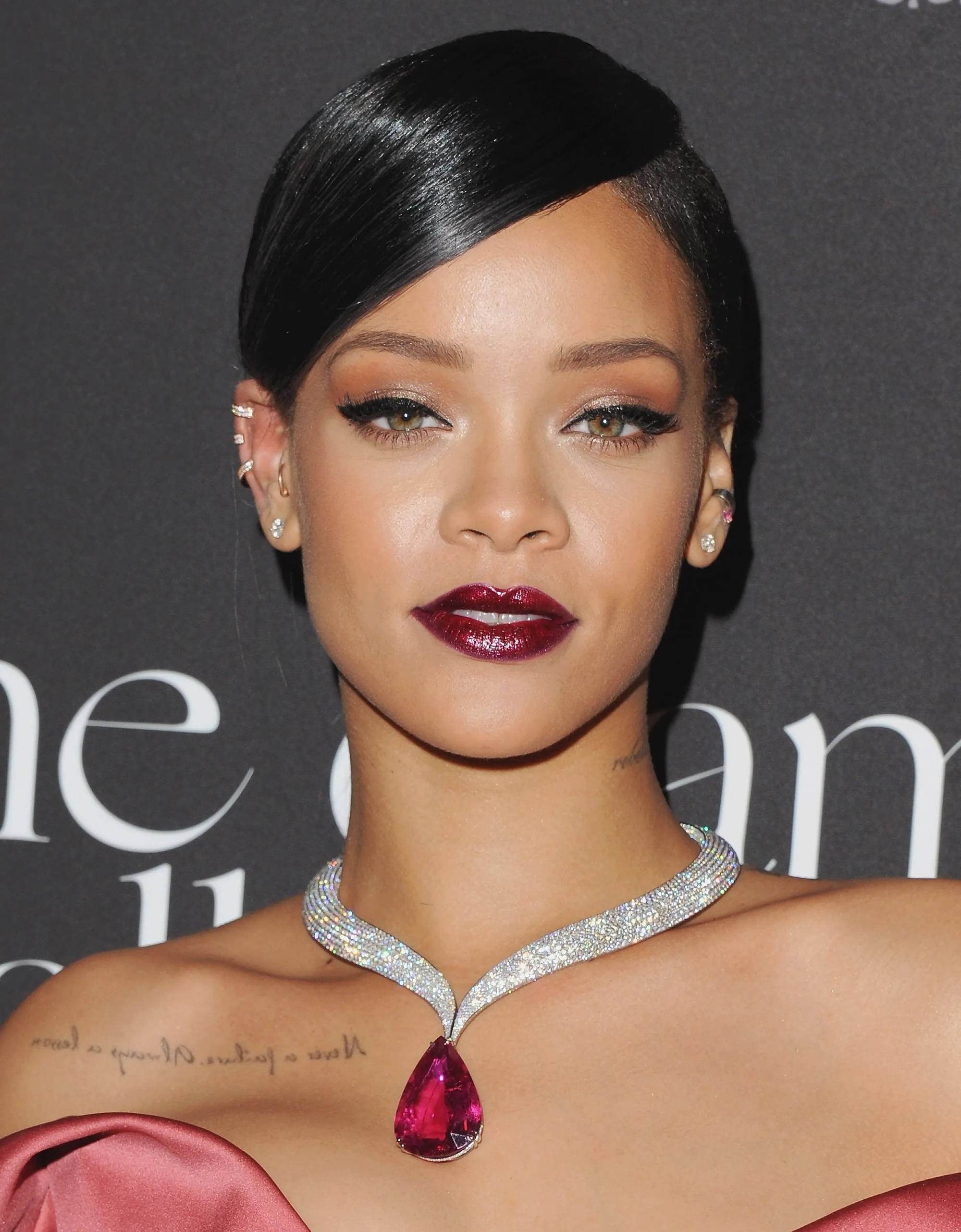 Gunakan hair spray untuk bikin poni miring a la Rihanna tahan lama. (Foto: Cosmopolitan)