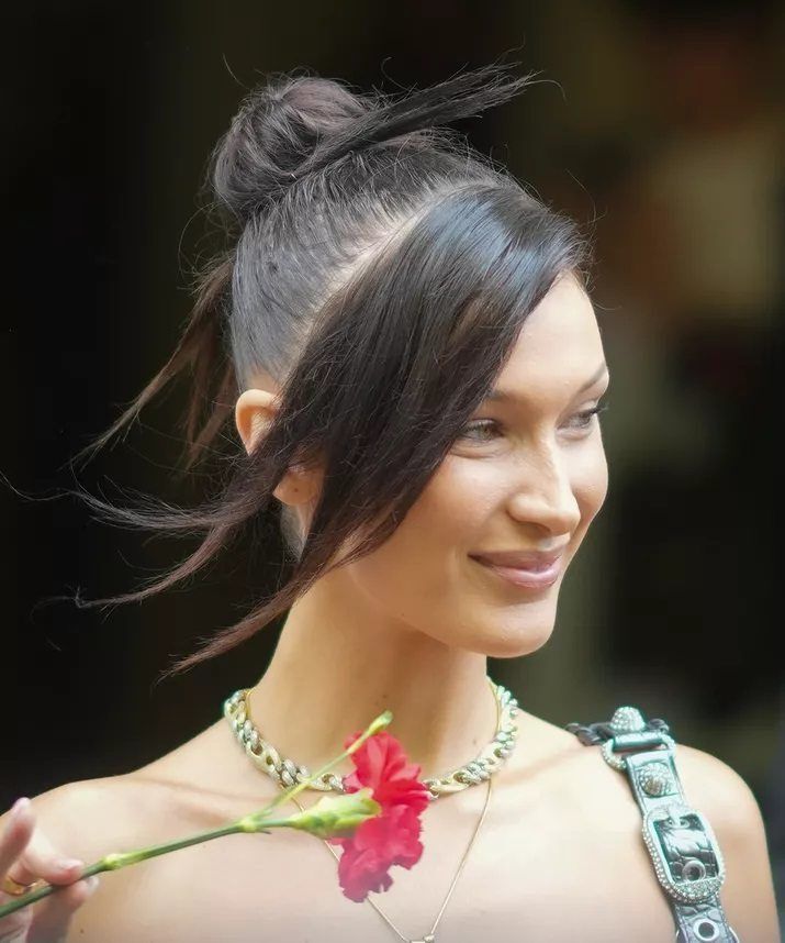 Bella Hadid dengan tatanan rambut long side bangs yang cantik. (Foto: Byrdie)