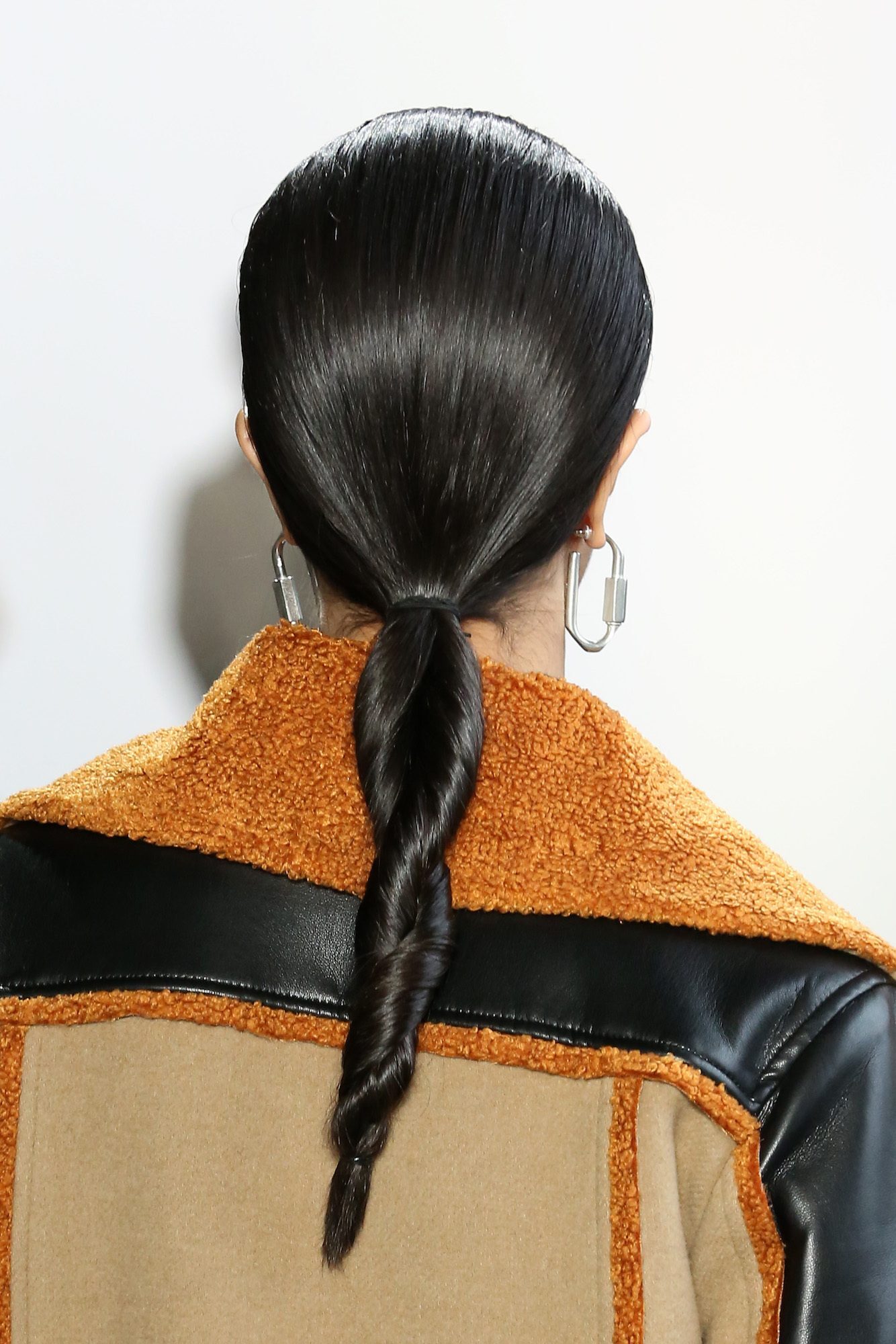 Twist braid untuk rambut hitam yang sleek, cocok untuk gaya sehari-hari. (Foto: Getty Images)