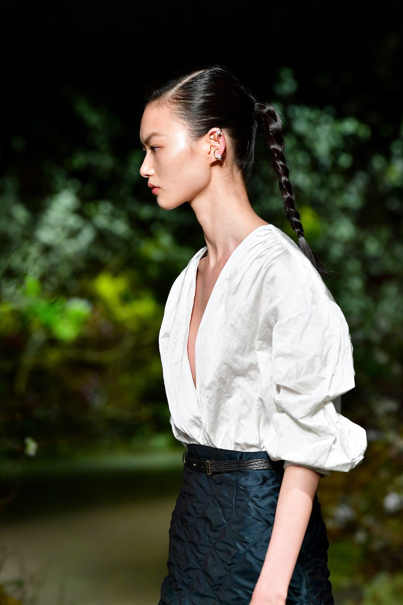 Gaya kepang bisa terkesan fierce jika tau padu padannya. (Foto: Getty Images)