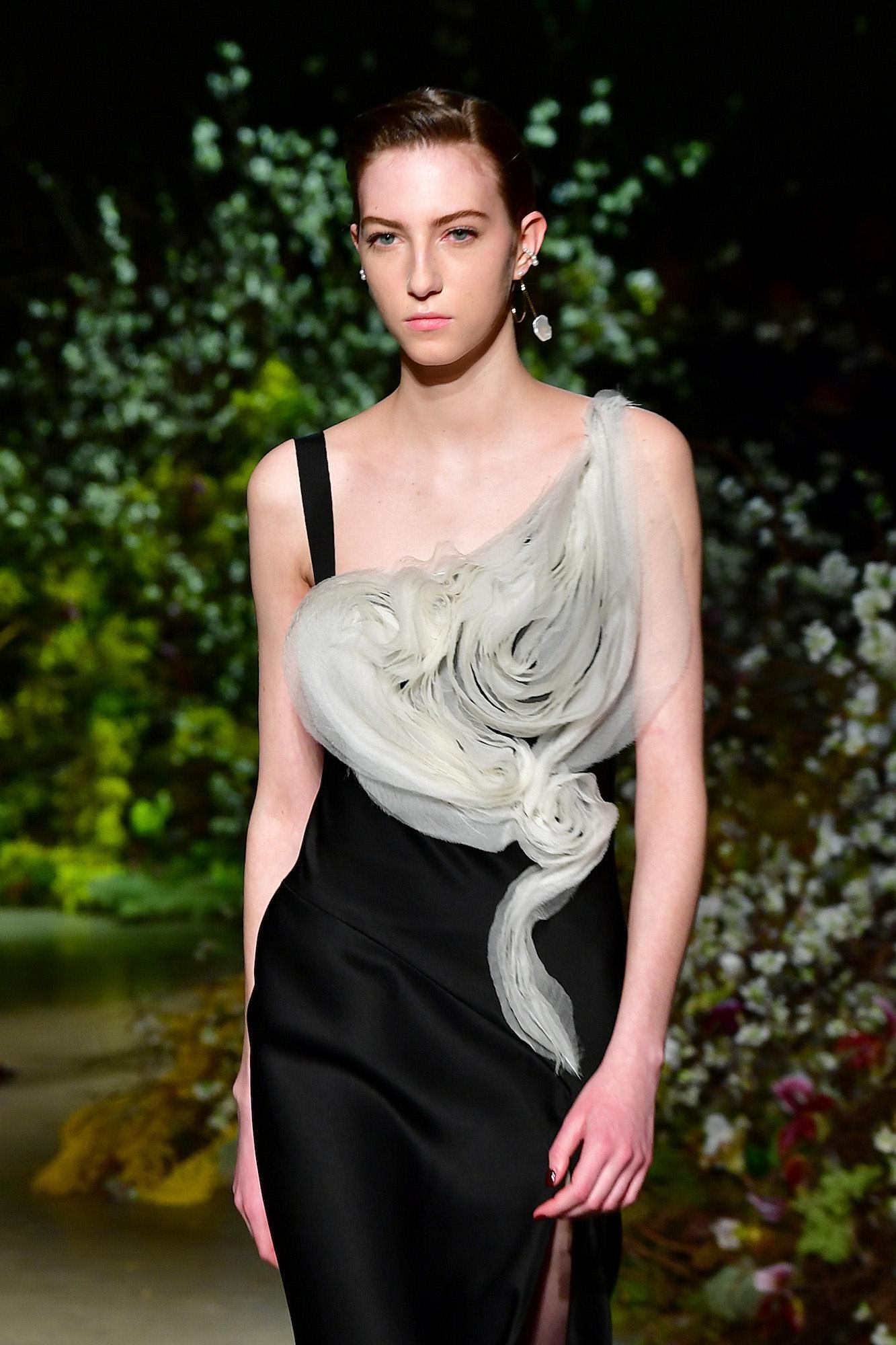 Sisir rambut dengan belahan menyamping. (Foto: Getty Images)