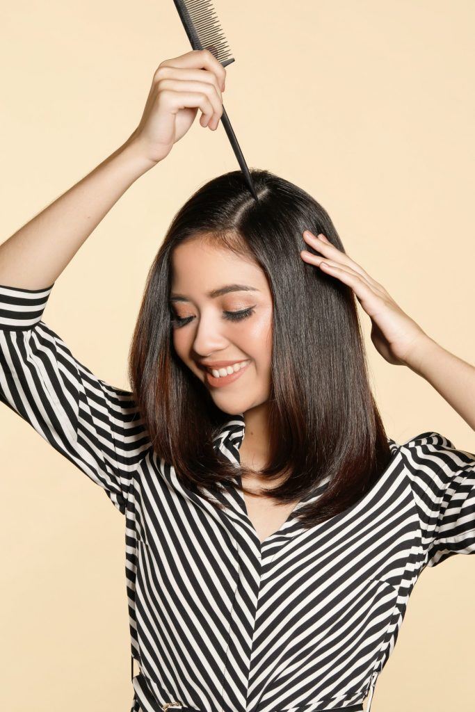 Wanita Asia dengan belaha rambut samping