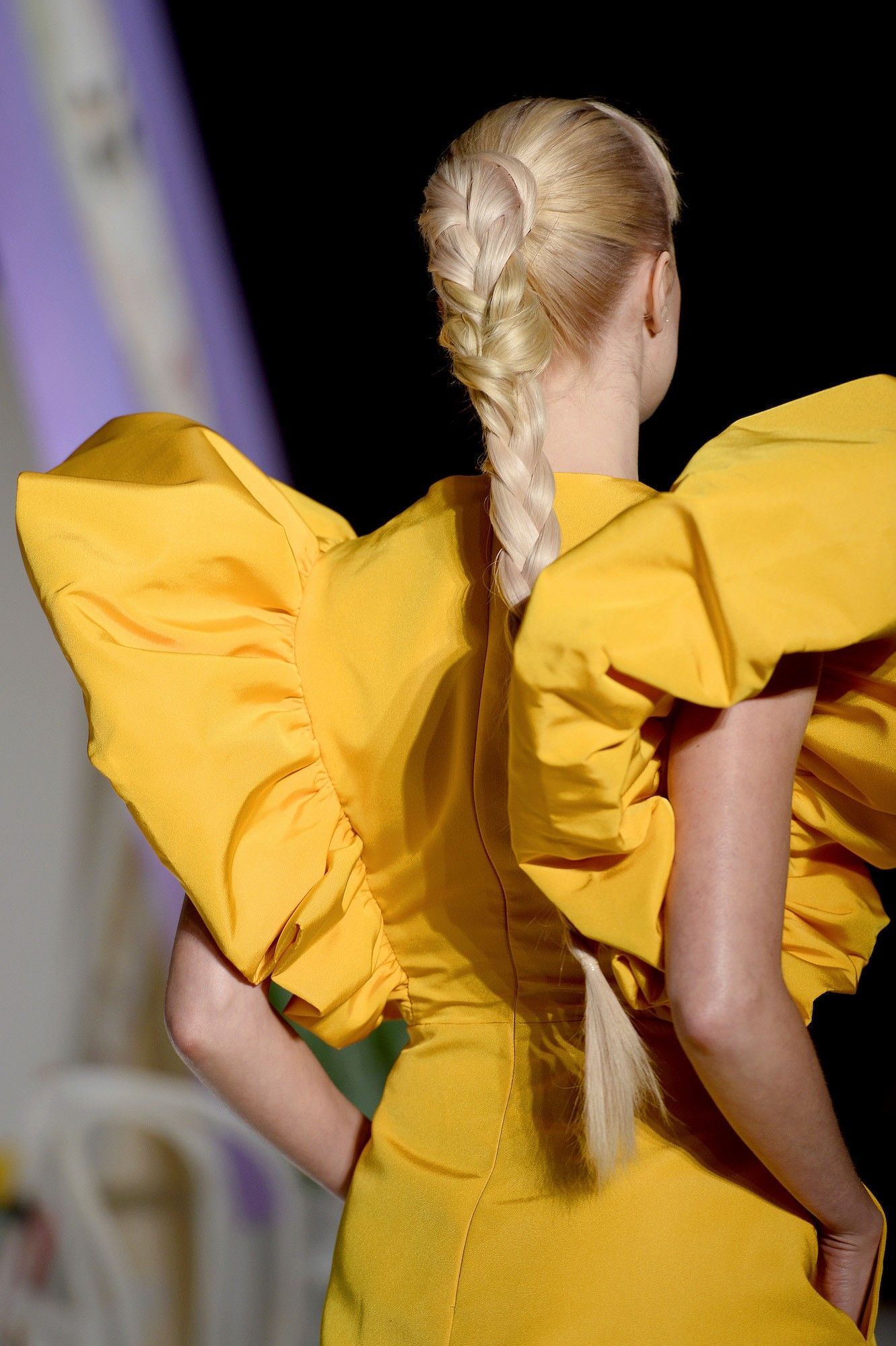 Buat ponytail menggantung tinggi untuk kesan modern. (Foto: TRESemme New York Fashion Week)