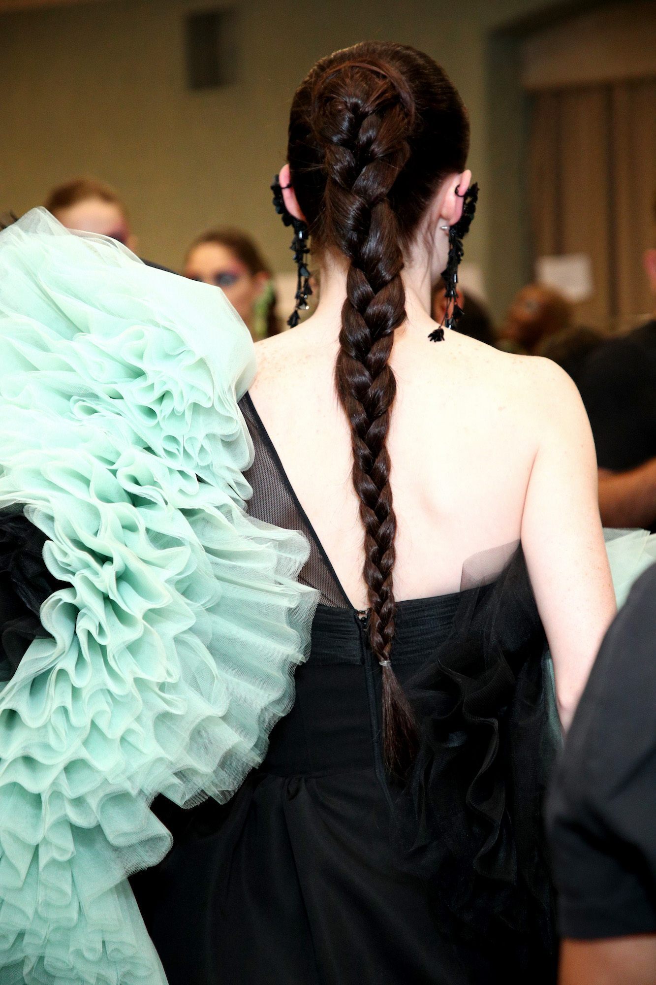 Gaya kepang yang jauh berbeda dengan highschool braid biasa. (Foto: TRESemme New York Fashion Week)