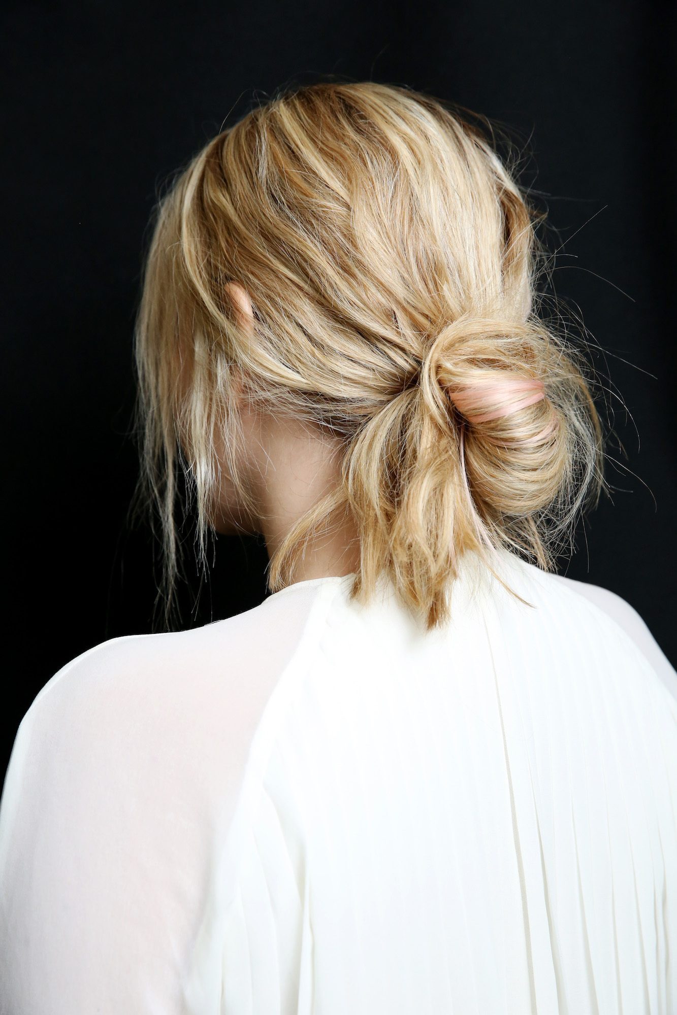 Coba sentuhan warna pink pada rambut pirangmu. (Foto: TRESemme New York Fashion Week)