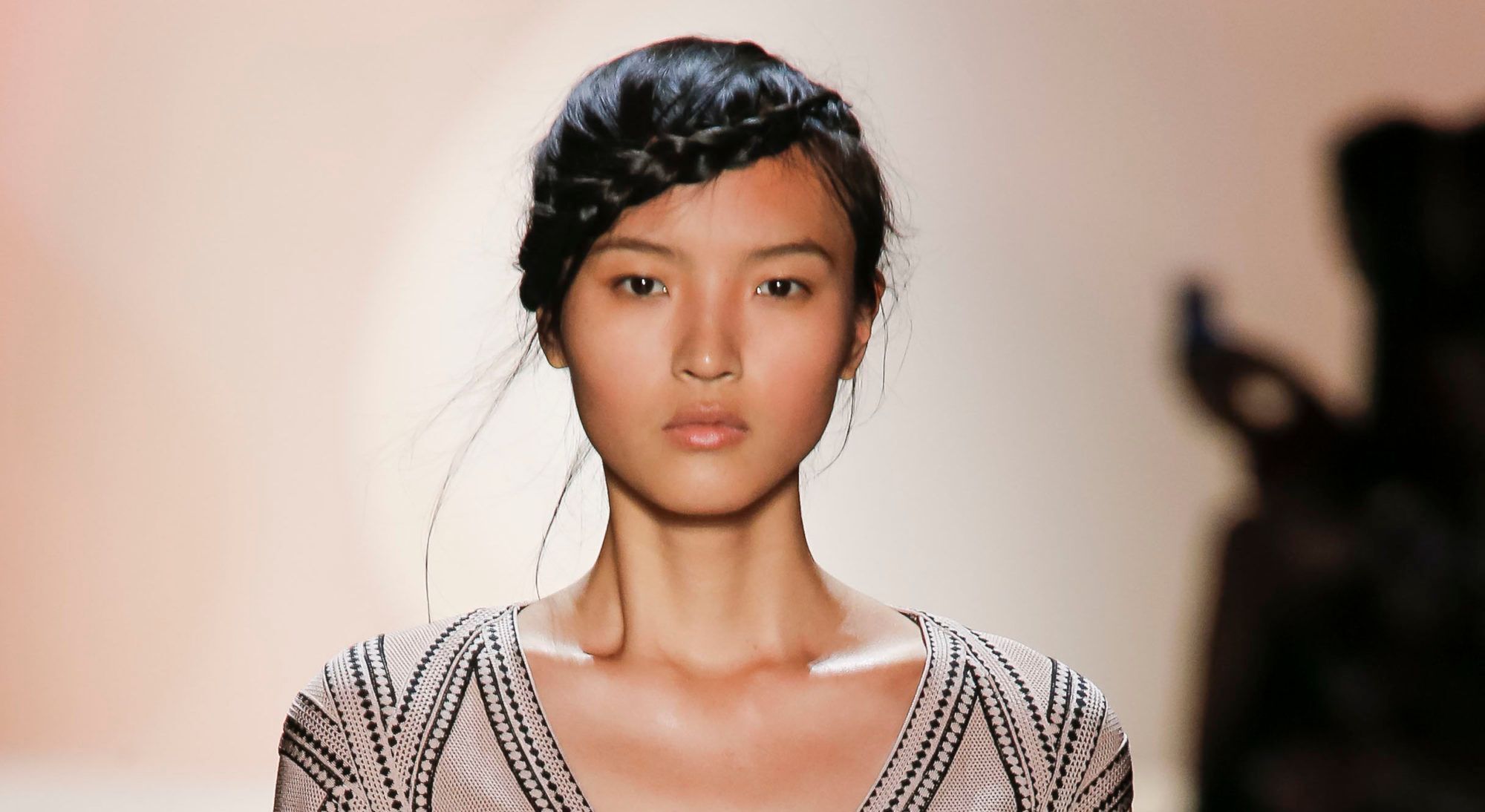 Gaya halo braid ini cocok untuk kamu yang terganggu dengan poni tanggung. (Foto: Indigitalimages.com)