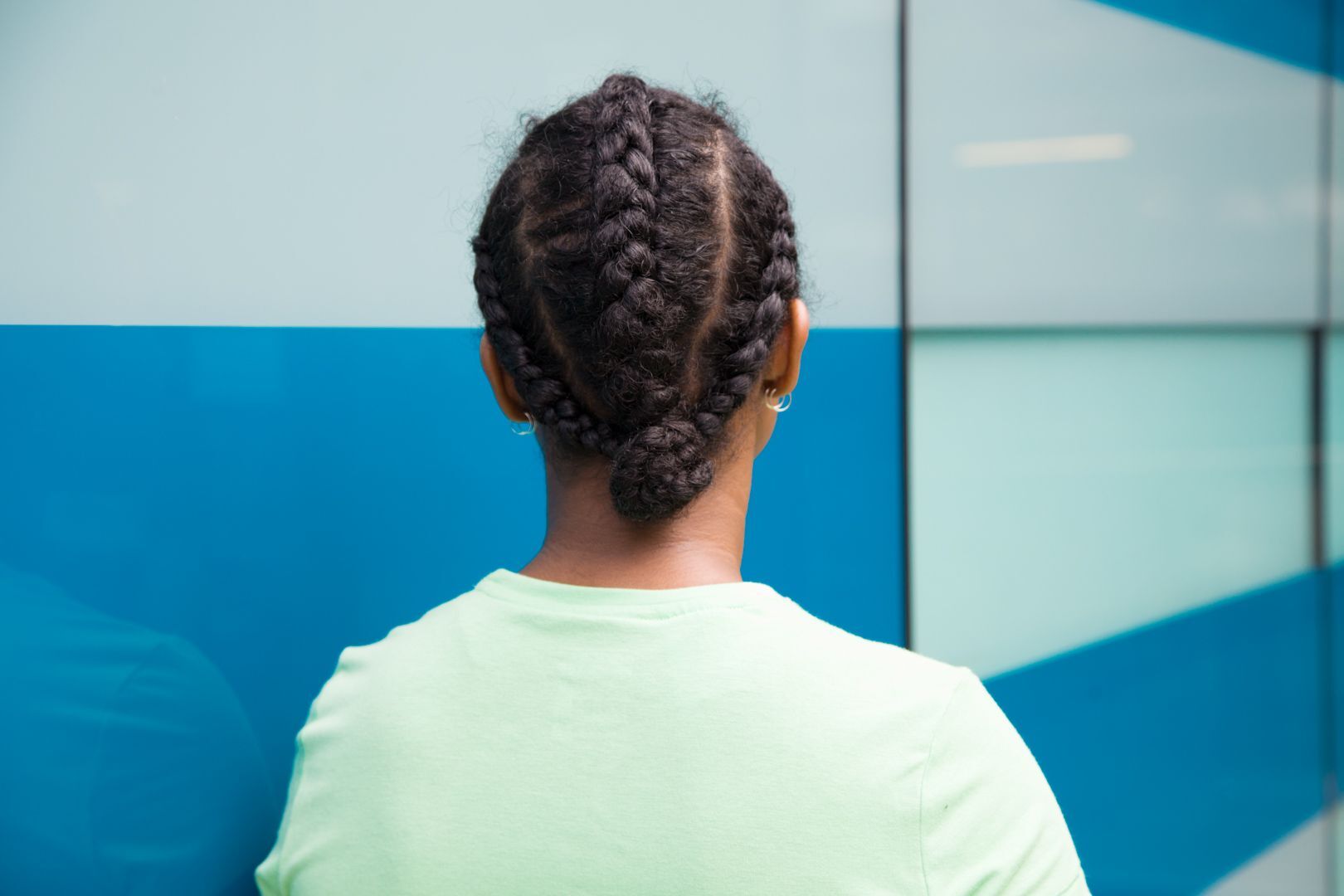 Ingin menjinakkan rambut singamu? Coba gaya kepang seperti ini. (Foto: Verity Smith)