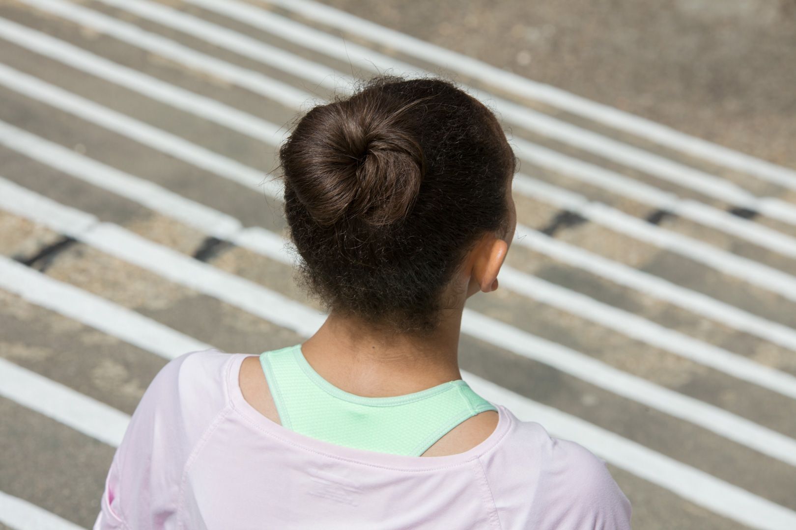 Gaya rambut anti ribet, ialah Donut Bun. (Foto: Verity Smith)