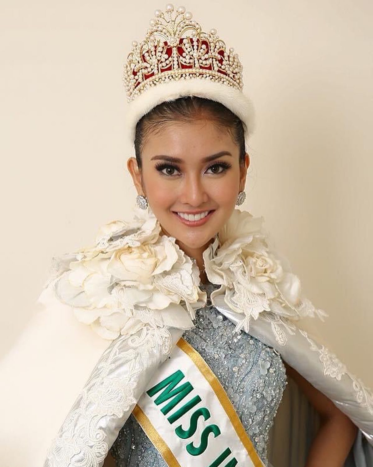 Miss International 2017, Kevin Lilliana dengan jubah putih dan mahkota ratu.