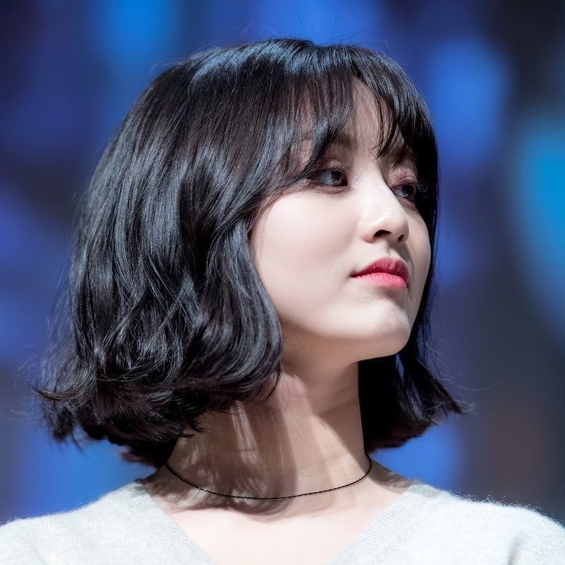 kpop idol jihyo twice dengan rambut pendek bergelombang