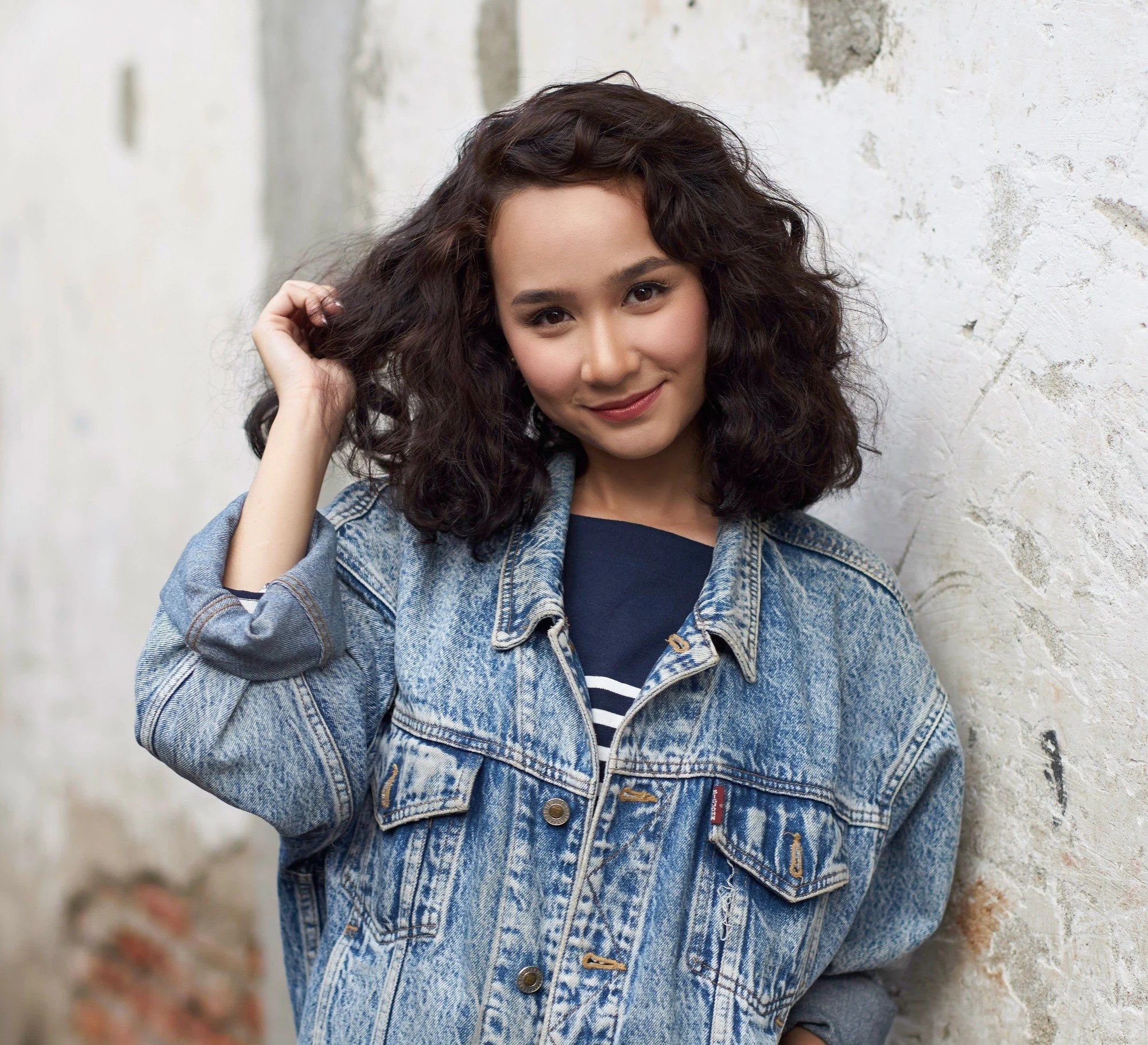 wanta asia dengan rambut keriting sebahu