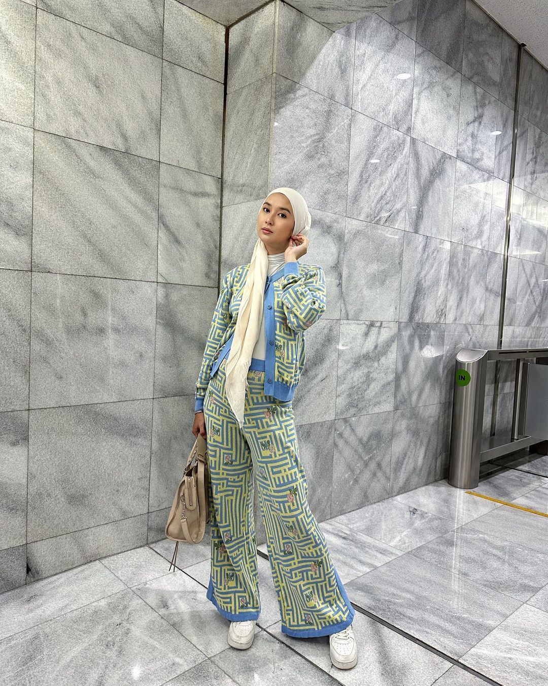 kevin lilliana dengan gaya hijab turban