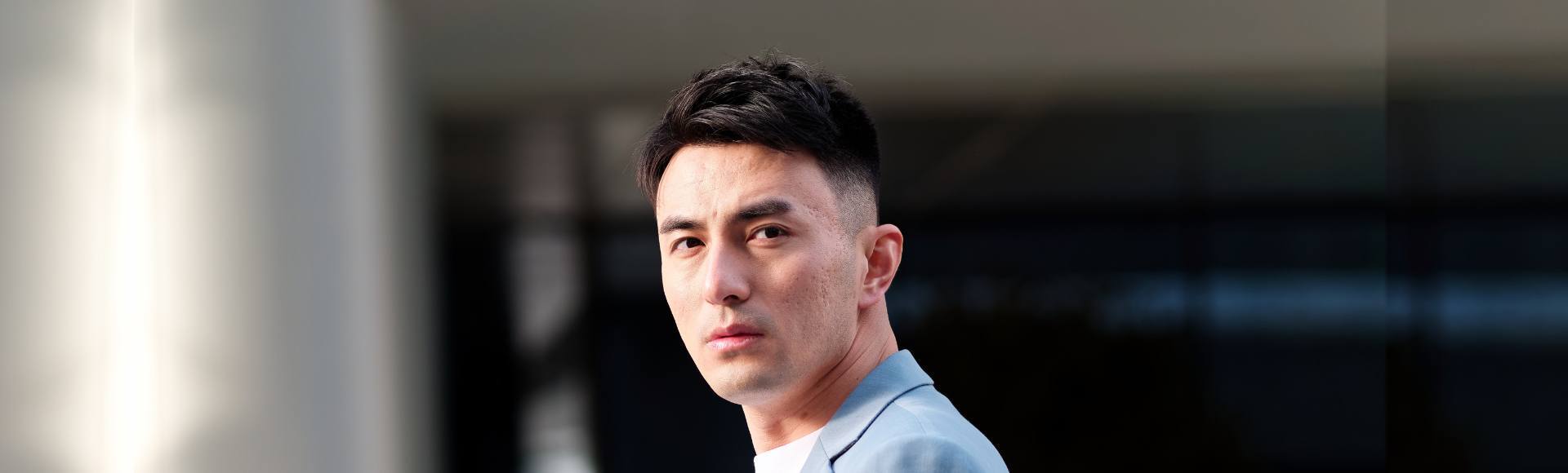 Pria Asia dengan potongan rambut 3 2 1 yang rapi.