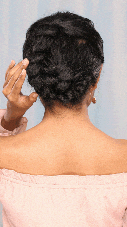 wanita asia dengan rambut panjang keriting disanggul