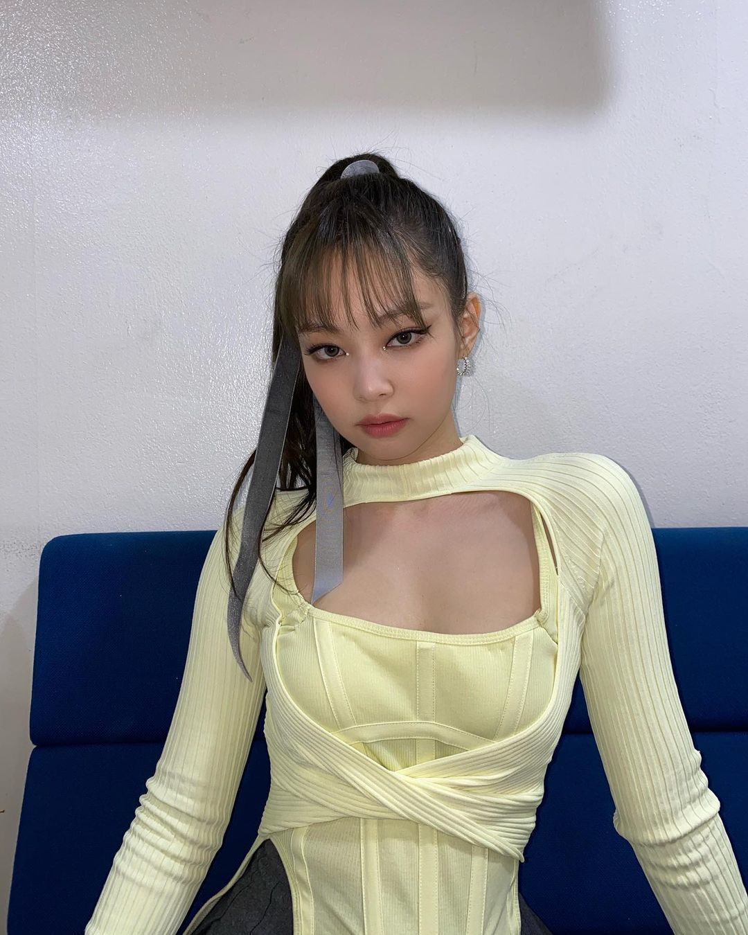 Gaya rambut high ponytail dengan aksen see trough bang a la Jennie Blackpink (Foto: Instagram/ jennierubyjane)