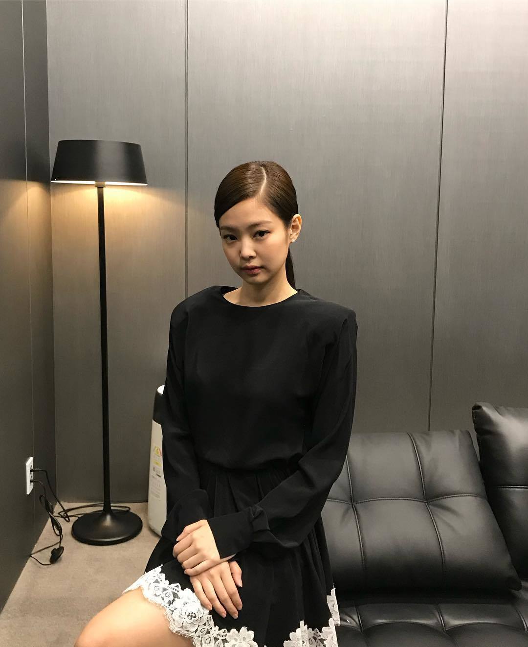 Tampil simple dan classy dengan gaya rambut low ponytail belah tengah (Foto: Instagram// jennierubyjane)