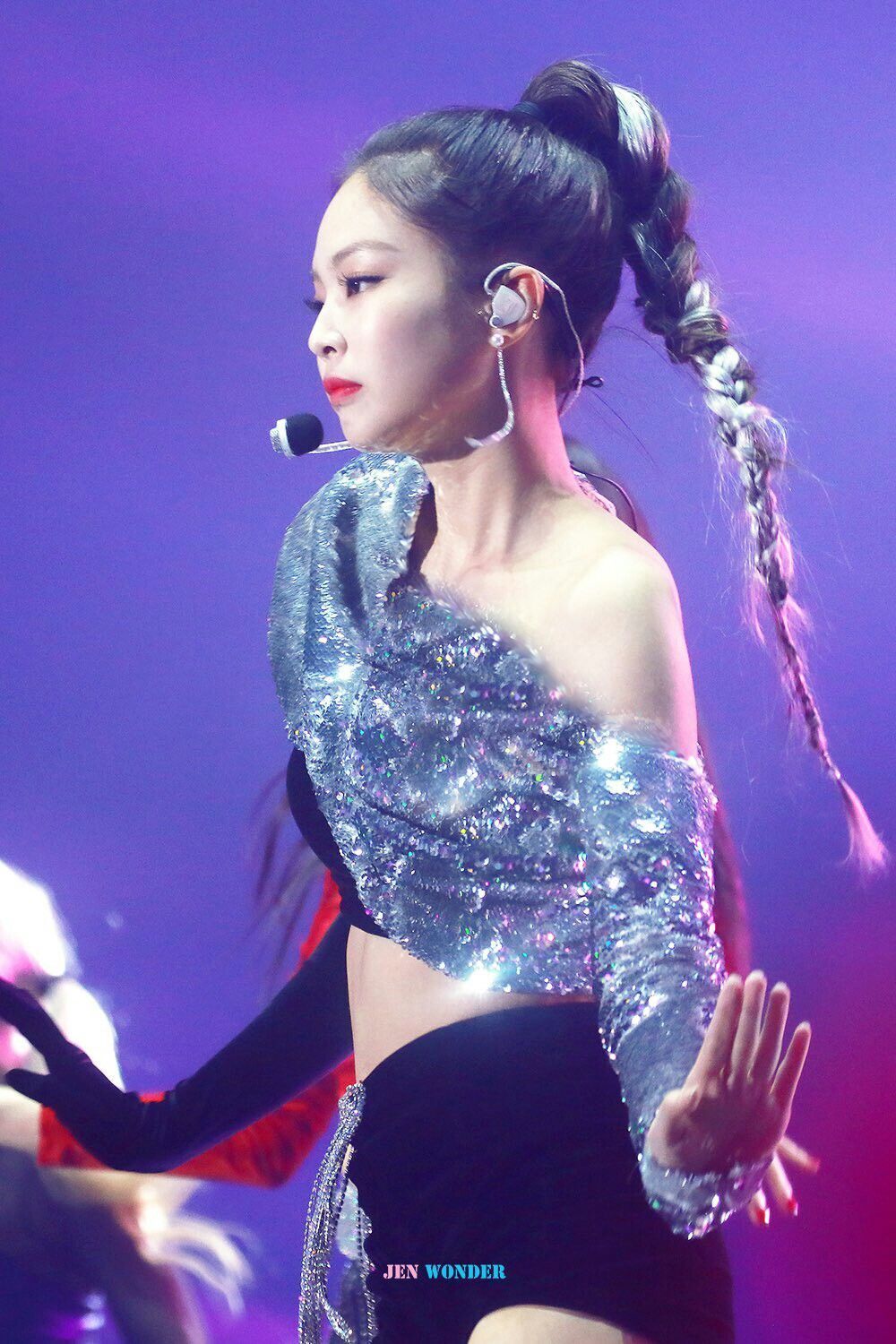 Memberi kepangan pada gaya rambut ponytail bisa bikin kamu tampil lebih menarik (Foto: Pinterest)
