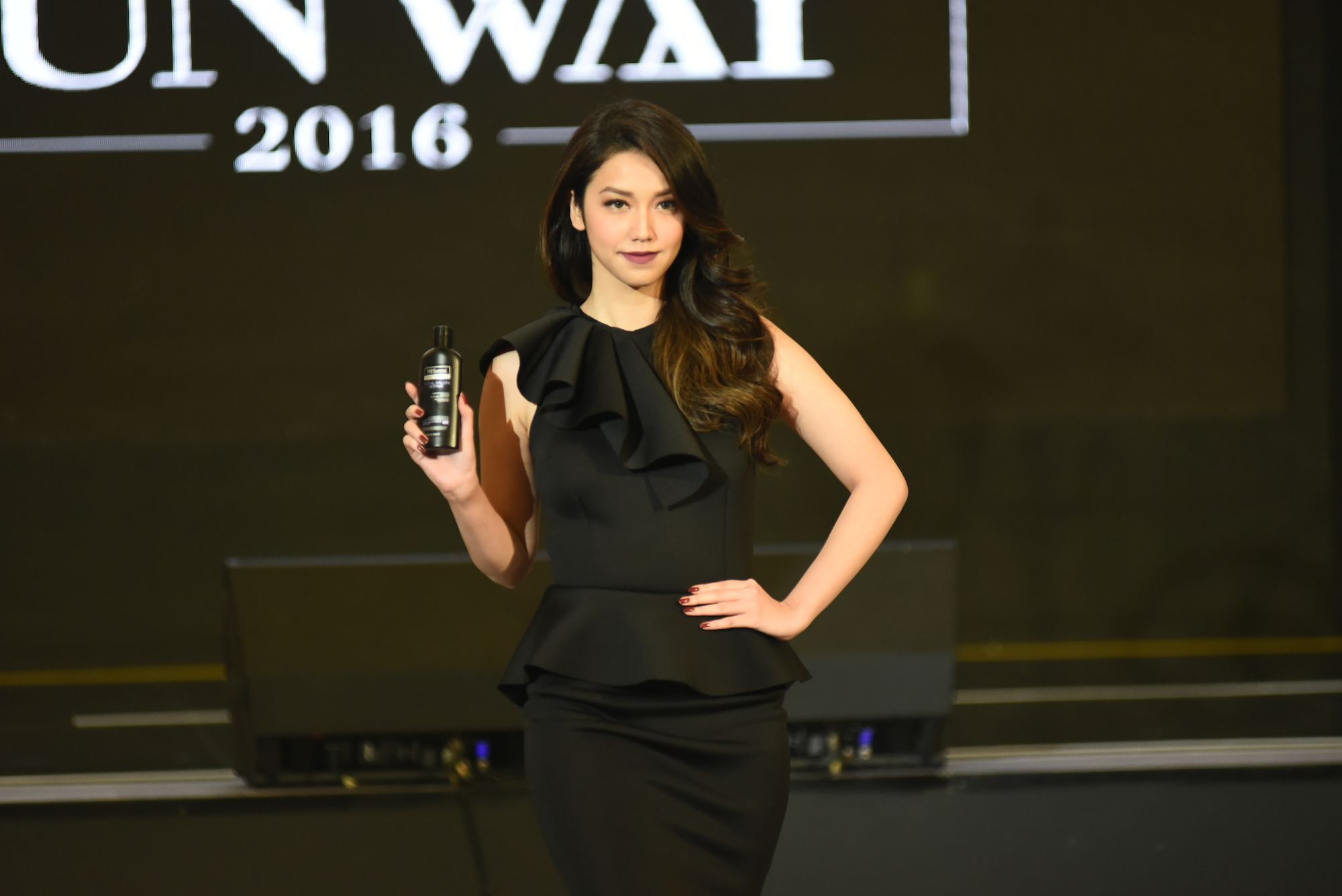 Velove Vexia dengan baju warna hitam pada acara TRESemme The Runway 2016