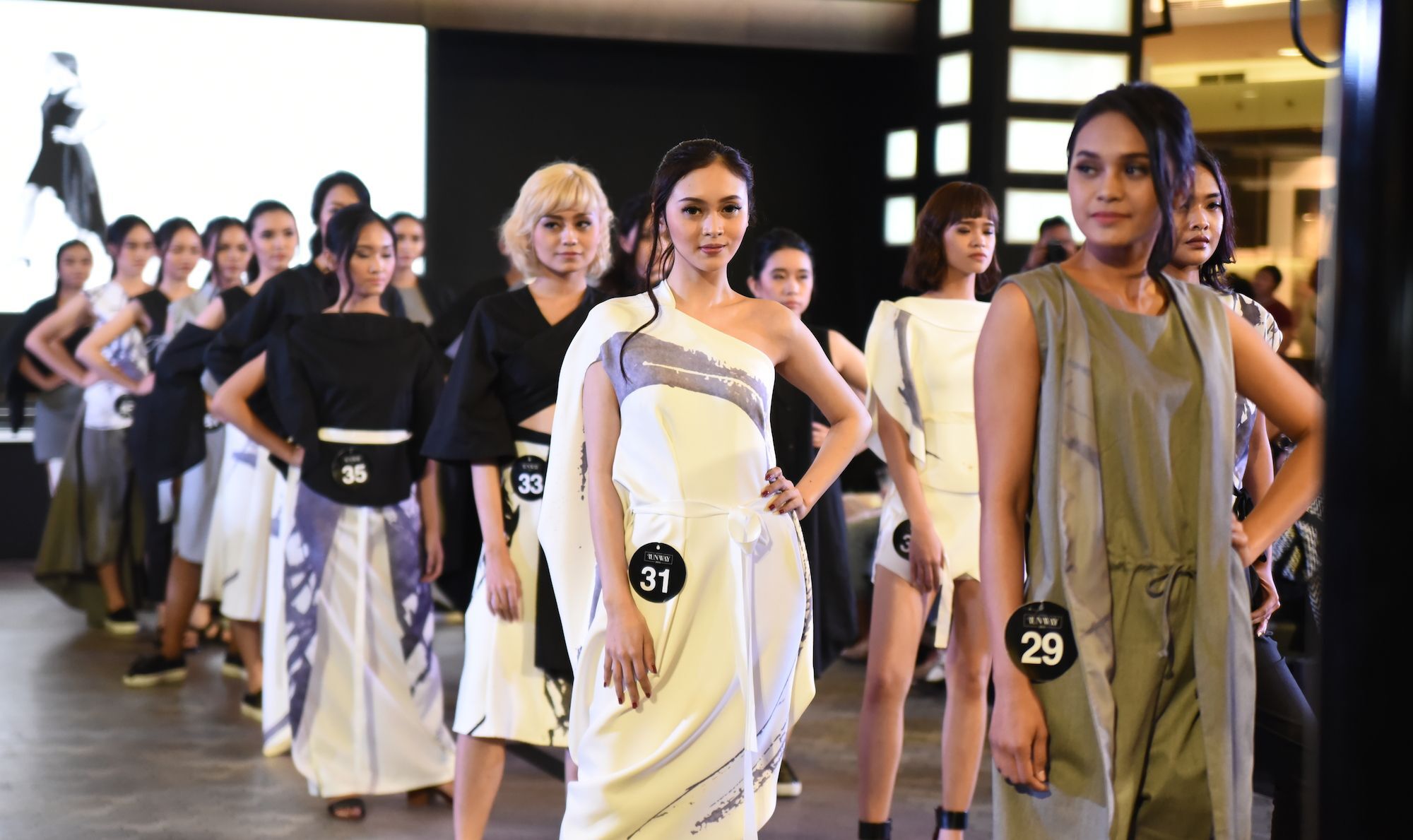 Finalis TRESemmé Runway 2016 berpose di depan kamera