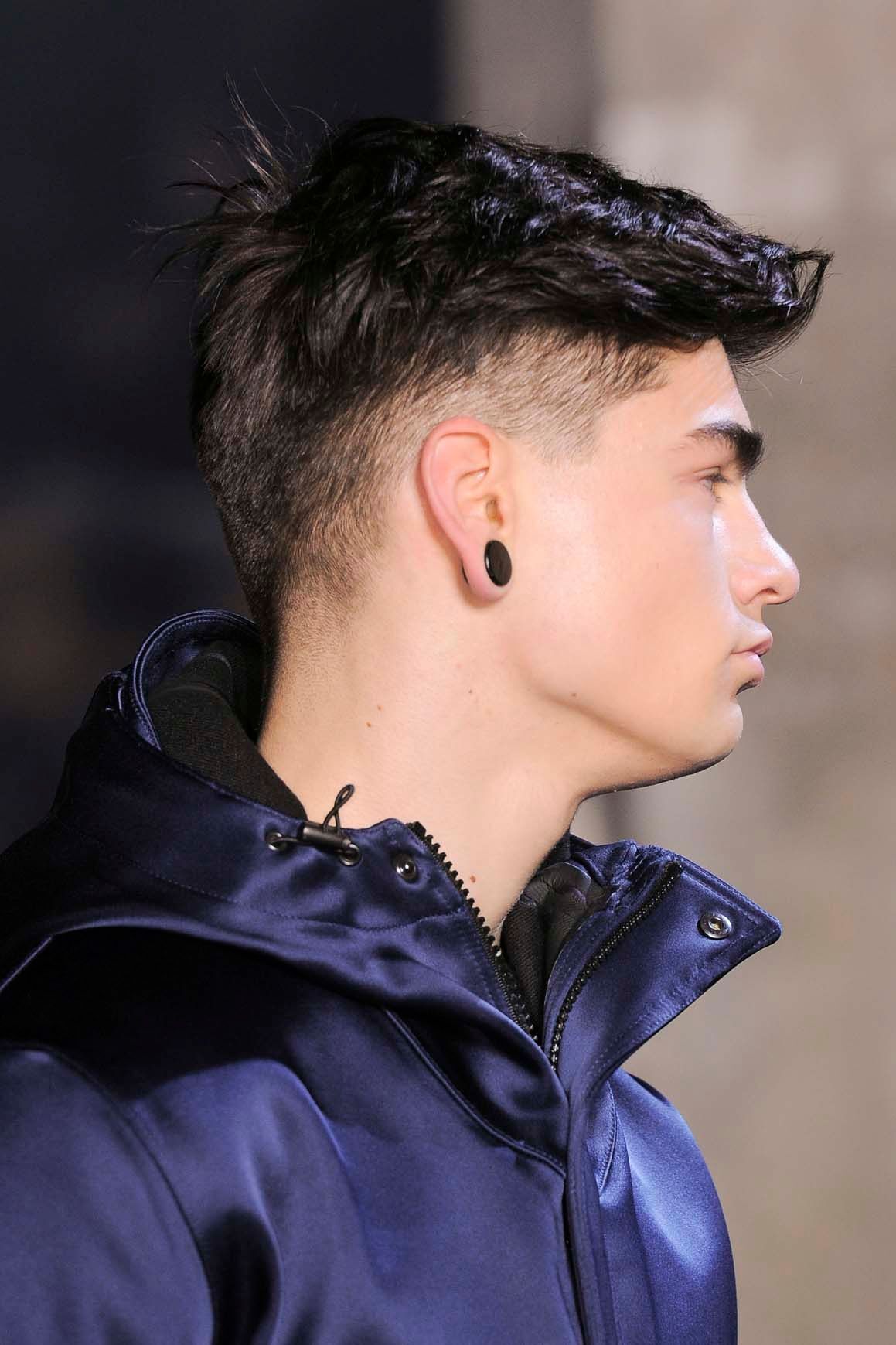 Gaya side undercut dengan model low fade. (Foto: Indigitalimages.com)