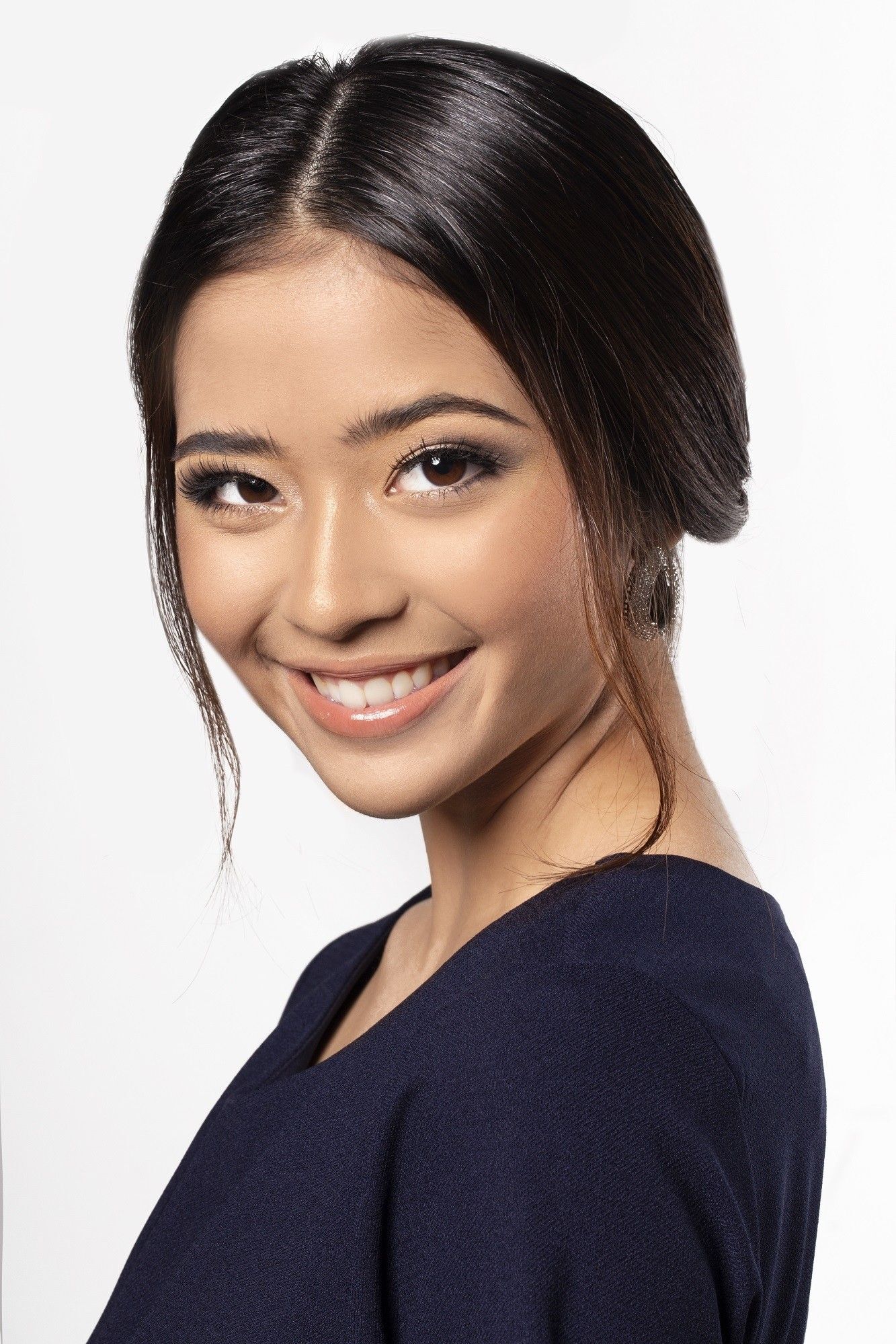 Gaya rambut low chignon dengan layer untuk menutupi garis pipi. (Foto: Natasha Estelle)