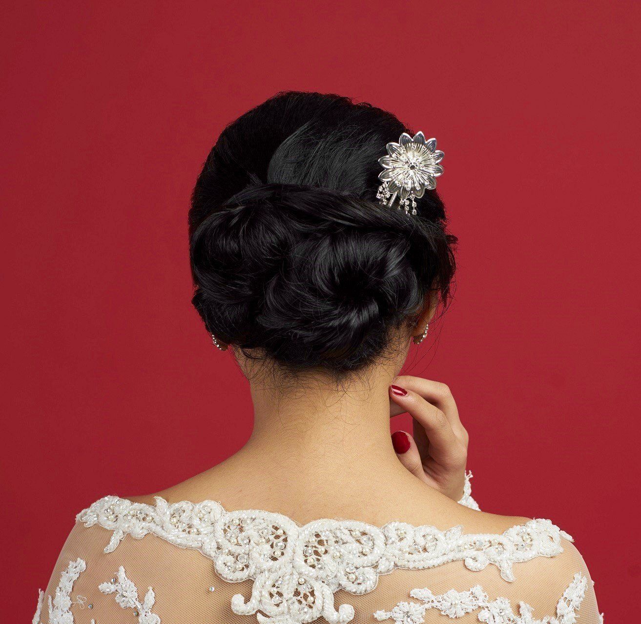 Sanggul pesta manis dengan ornamen rambut