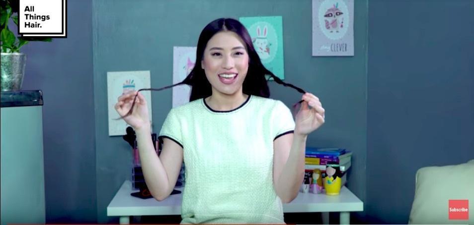 Twist rambut di kedua sisi.