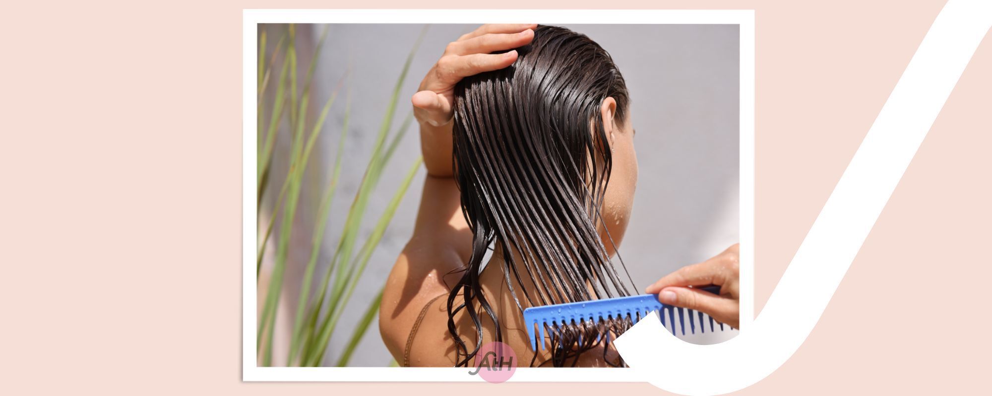 Wanita sedang keramas dan menyisir rambut yang masih basah