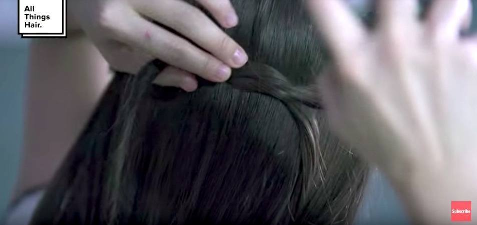 Bentuk rambut menjadi pita.