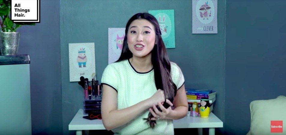 Sisir rambut dengan jari.