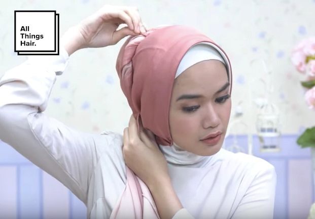 Dhana Xaviera dengan model hijab