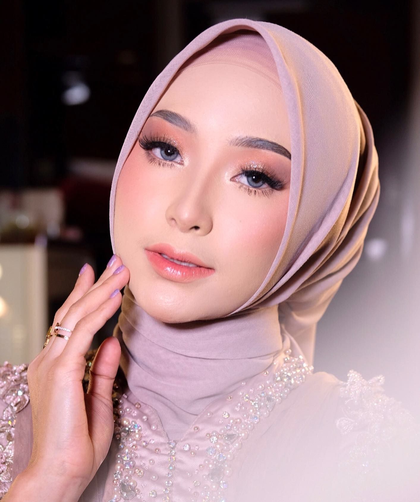 Kenakan gaya hijab clean untuk tampilan formal. (Foto: Instagram.com/lailynrhyt)