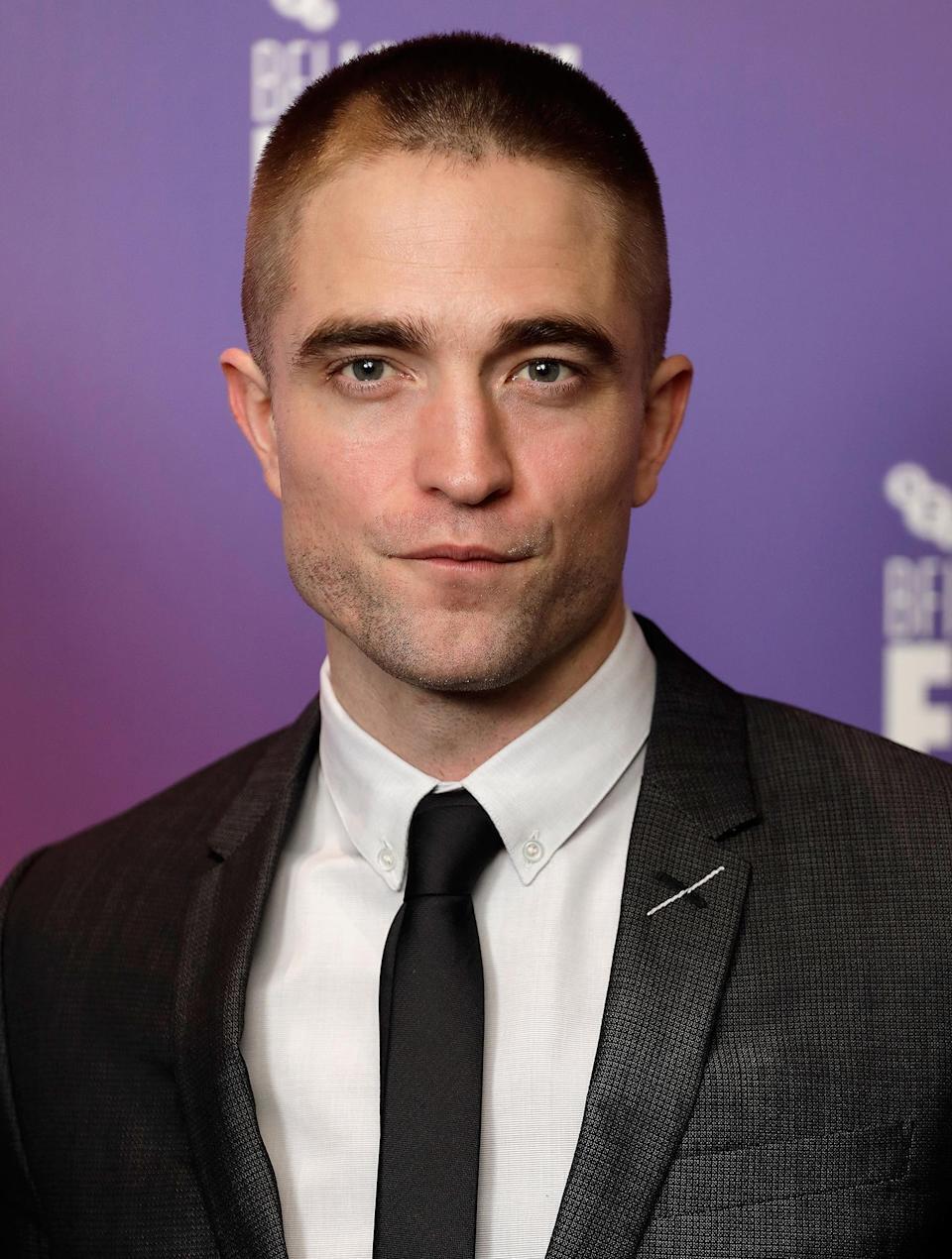 robert pattinson dengan rambut cepak