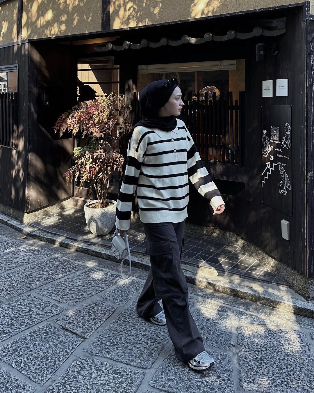 Selebgram Indonesia OOTD nonto konser hijab pakai celana cargo