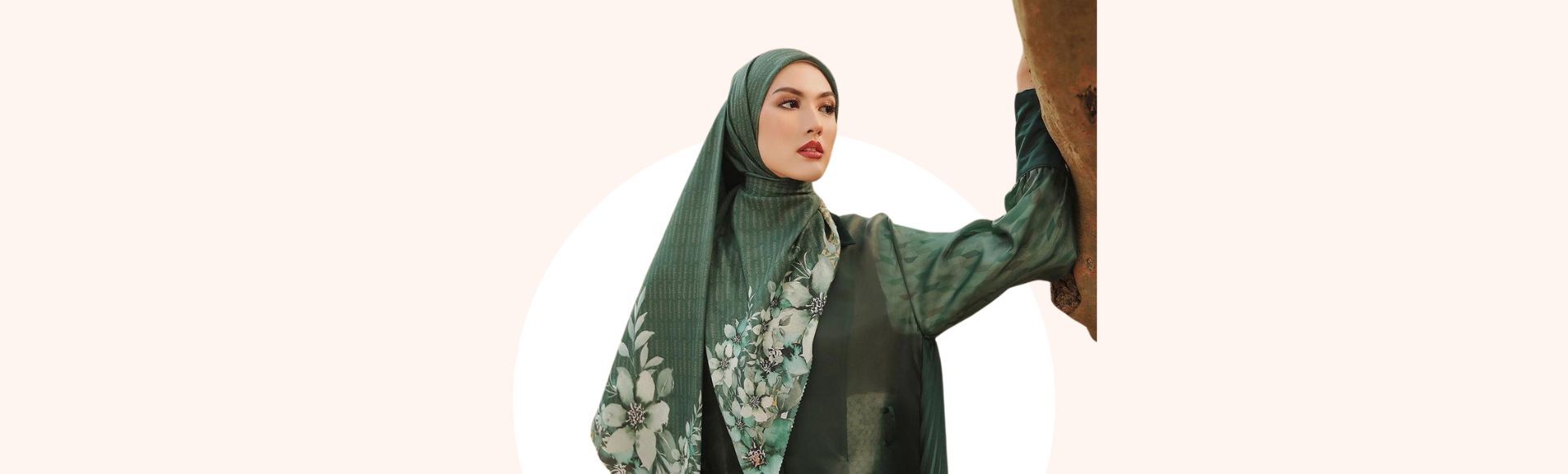 12 Inspirasi Warna Jilbab yang Cocok untuk Baju Warna Army 