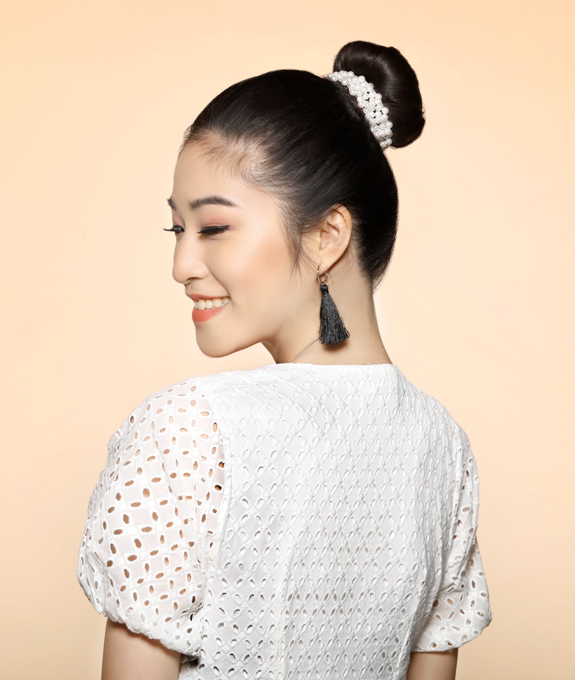 wanita asia dengan sanggul hair donut