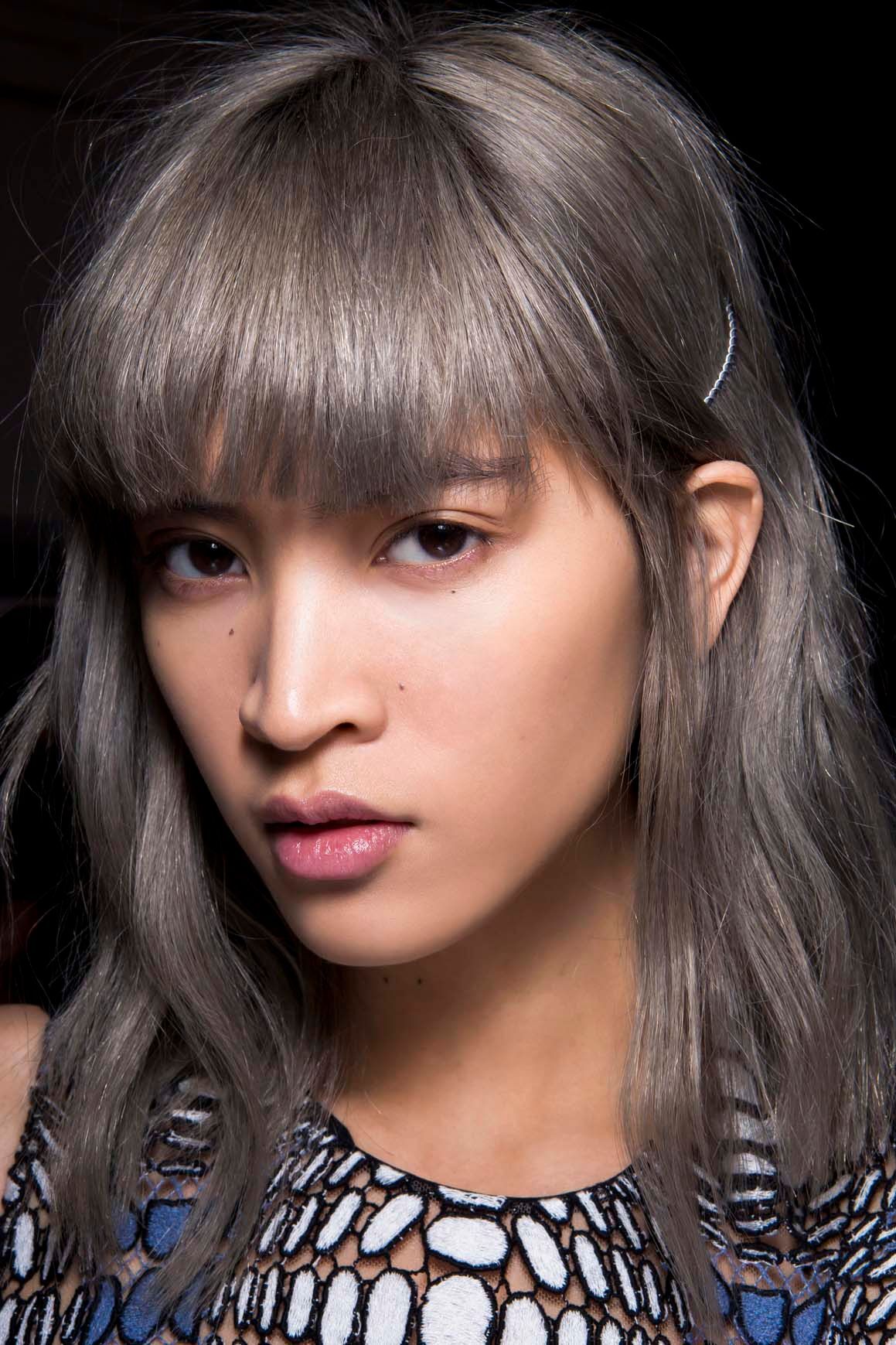 Buat rambut abu-abumu sedikit dramatis dengan efek poni. (Foto: Indigitals)