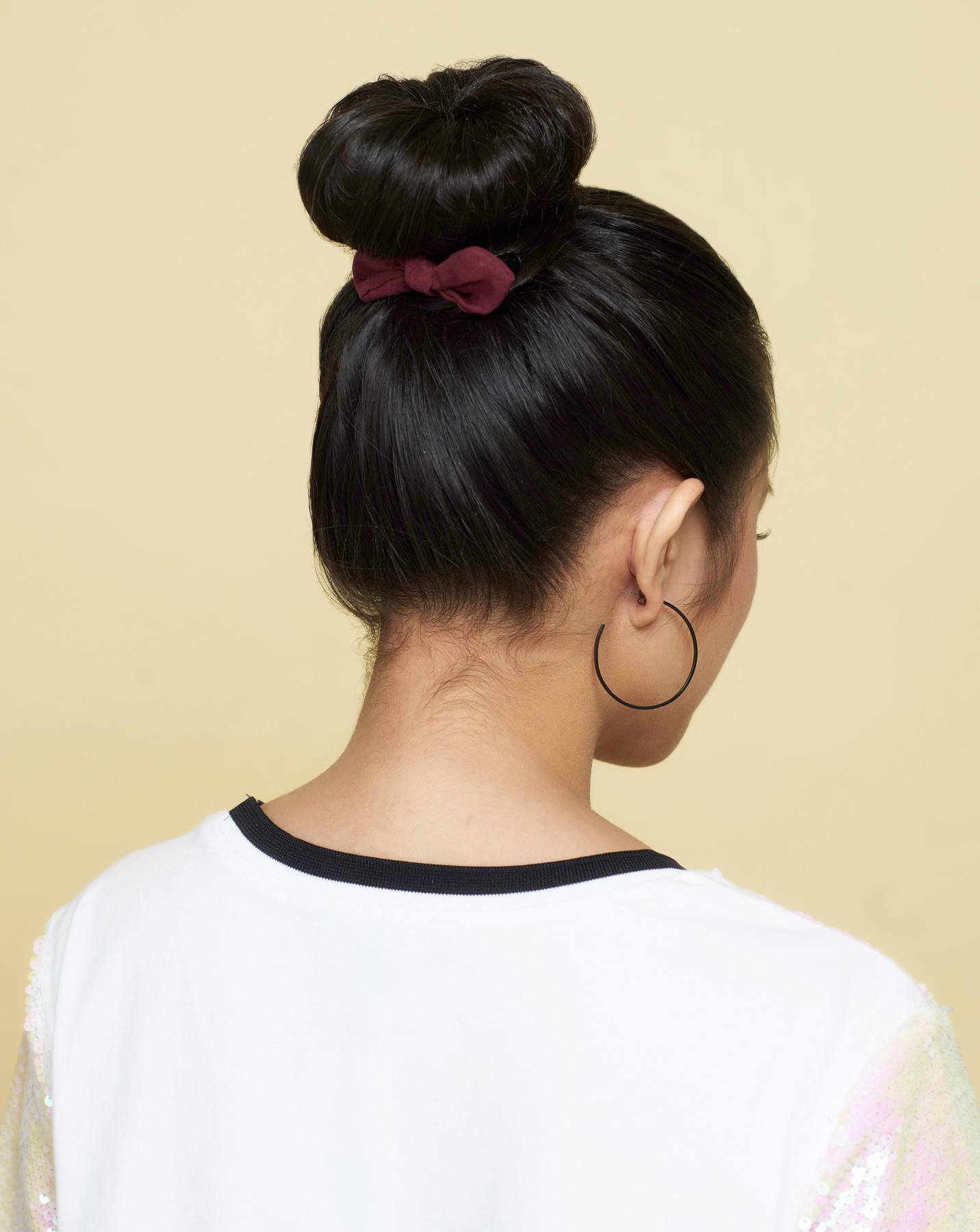 wanita asia dengan rambut dicepol