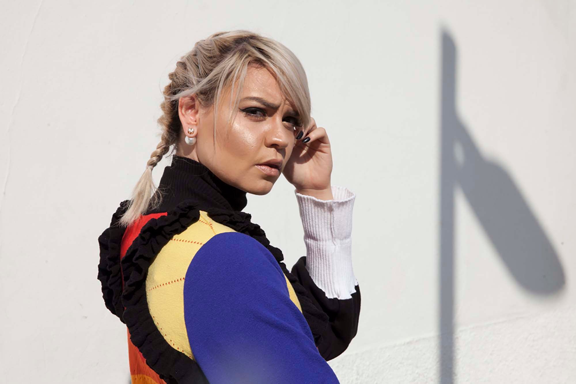 Berani tampil total? Gunakan warna bleach blonde. (Foto: Amanda Miquelino)