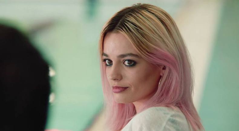 warna rambut pink ala Maeve Wiley di netflix