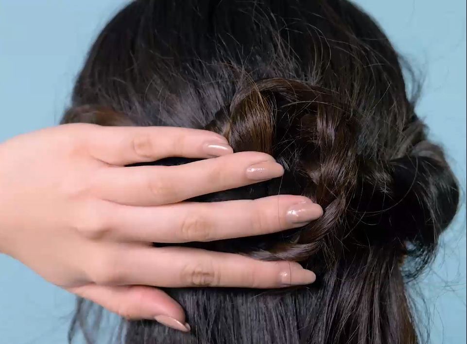 Wanita sedang melakukan styling rambut Hollywood wave gaya klasik