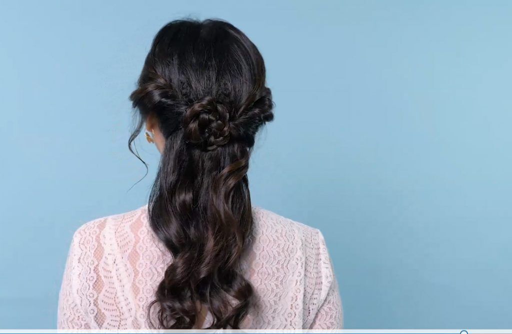 Wanita berambut Hollywood wave gaya klasik