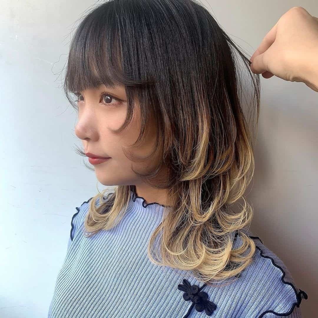 Potongan rambut terbaru ini pertama kali populer karena para hairstylist Korea Selatan. Beberapa gaya rambut wolf cut diberi tambahan blow permanen agar bentuknya tetap keren tanpa perlu mencatoknya setiap hari. (Foto: Instagram/debbyryan)