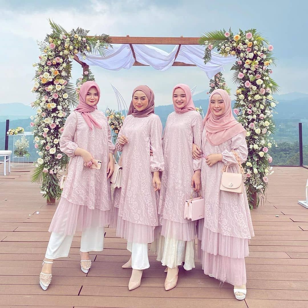 Nyaman ke acara pesta outdoor dengan seragam bridesmaid hijab warna dusty pink. (Foto: Instagram @inspirasikebaya.anggun)